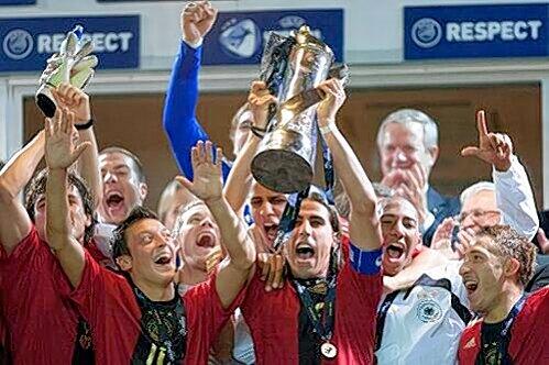 Junge alte Bekannte: Die U21 feiert den EM-Sieg 2009 in Malmö. Den Cup hält Khedira, bei ihm stehen Özil (Nr. 10), Neuer (dazwischen) und Boateng (2. v. r.).