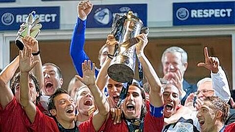 Junge alte Bekannte: Die U21 feiert den EM-Sieg 2009 in Malmö. Den Cup hält Khedira, bei ihm stehen Özil (Nr. 10), Neuer (dazwischen) und Boateng (2. v. r.).