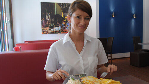 Burger, Cocktails und Kaffee: Inhaberin Olga Burdilova mit einem Cheeseburger-Menü. Burger, Cocktails und Kaffee: Inhaberin Olga Burdilova mit einem Cheeseburger-Menü.