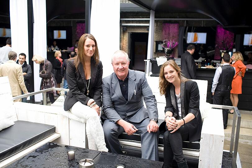 Links Vanessa Zinoni, rechts Felicitas Weber von Most Jägermeister SE mit Christian Timmer