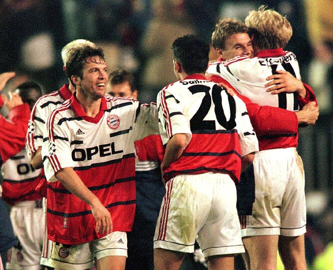 Die Bayern jubeln 1998 im Auswärtstrikot.