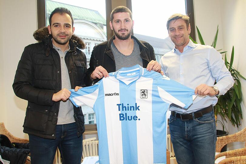 Neue Nummer für einen neuen Löwen (v.l.): Geschäftsführer Noor Basha, Neu-Löwe Sascha Mölders und Sportchef Oliver Kreuzer präsentieren das neue Trikot des Stürmers - hintendrauf wird die Nummer 13 stehen.