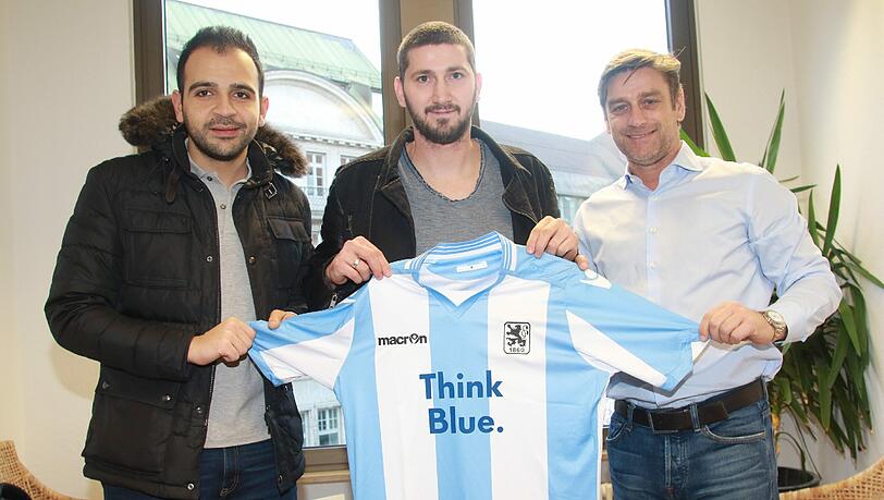 Neue Nummer für einen neuen Löwen (v.l.): Geschäftsführer Noor Basha, Neu-Löwe Sascha Mölders und Sportchef Oliver Kreuzer präsentieren das neue Trikot des Stürmers - hintendrauf wird die Nummer 13 stehen. Neue Nummer für einen neuen Löwen (v.l.): Geschäftsführer Noor Basha, Neu-Löwe Sascha Mölders und Sportchef Oliver Kreuzer präsentieren das neue Trikot des Stürmers - hintendrauf wird die Nummer 13 stehen.