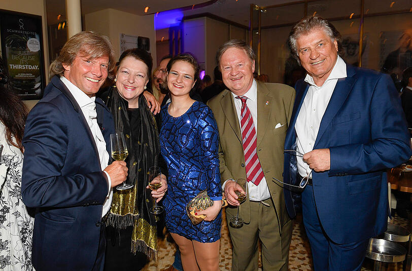 Christian Marek, Graf Endre und Gräfin Dr. Christine Esterhazy und Tochter Christina und Michael Hartl bei der Party zum "Tag und Nacht der 1000PS"-Event im Hotel Vier Jahreszeiten Kempinski.
