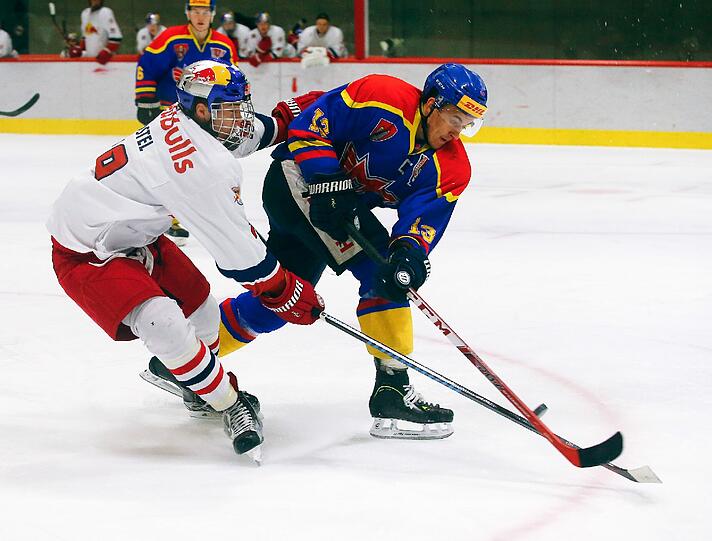 Niklas Postel (l.) vom Farmteam der Red Bulls hilt beim EHC aus.