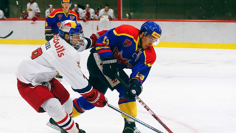 Niklas Postel (l.) vom Farmteam der Red Bulls hilt beim EHC aus. Niklas Postel (l.) vom Farmteam der Red Bulls hilt beim EHC aus.