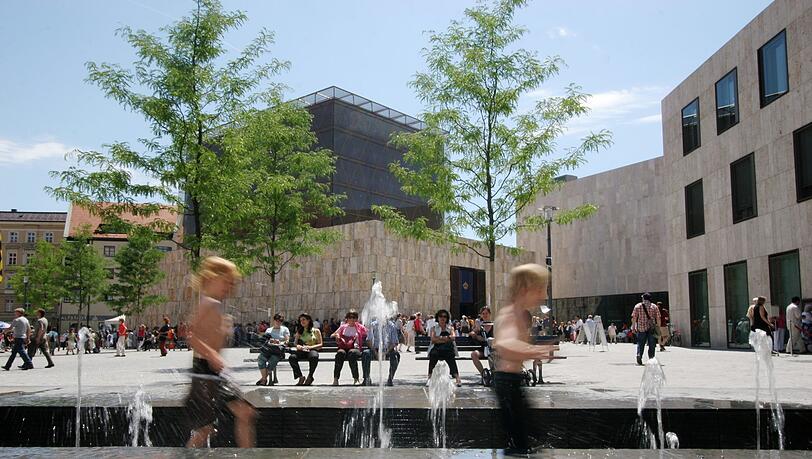 Die Gebäude am St.-Jakobs-Platz verbinden viele Zwecke. Der Platz war erst karg. Da helfen Bäume und Brunnen. Die Gebäude am St.-Jakobs-Platz verbinden viele Zwecke. Der Platz war erst karg. Da helfen Bäume und Brunnen.