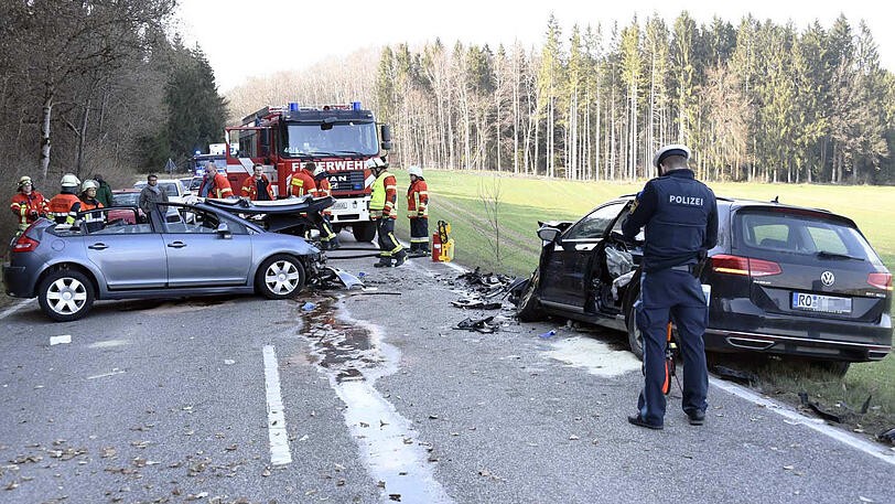 Die beiden Autos wurden bei dem Unfall  komplett zerstört - Bilder vom Bergungseinsatz.