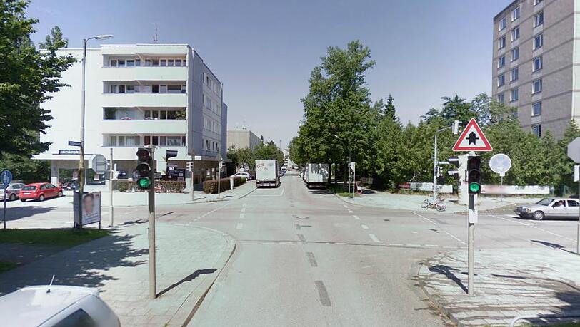 Die Ampelanlage an der Kreuzung Untersbergstraße und Weißenseestraße. Die Ampelanlage an der Kreuzung Untersbergstraße und Weißenseestraße.