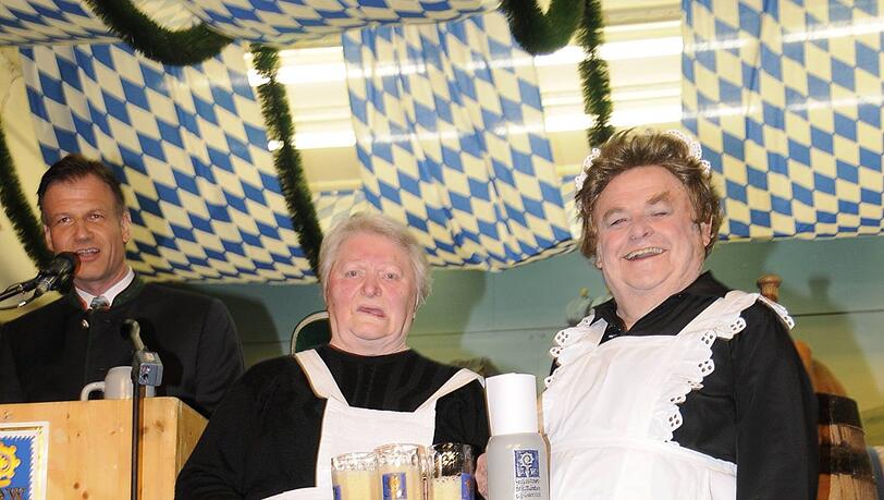 Paraderolle: Als Bedienung Maria derbleckt Süßmeier (r.) jahrelang im Augustiner-Keller (hier mit Maria Kudell und Jannik Inselkammer 2012). Paraderolle: Als Bedienung Maria derbleckt Süßmeier (r.) jahrelang im Augustiner-Keller (hier mit Maria Kudell und Jannik Inselkammer 2012).