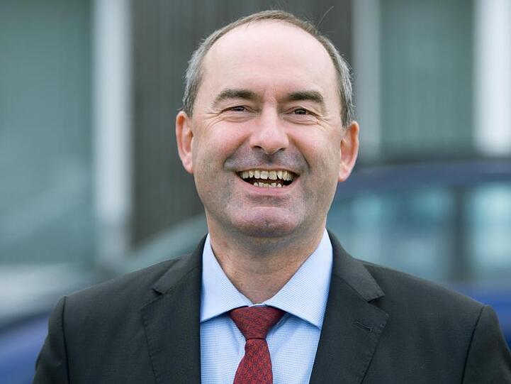 Hubert Aiwanger (Freie Wähler), Bayerns Vize-Ministerpräsident, lächelt. Foto: Sebastian Kahnert/zb/dpa/Archivbild