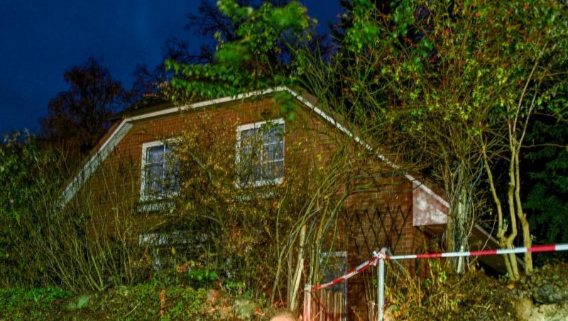 Eine Grableuchte steht neben einer Polizeiabsperrung am Eingang zu einem Haus in Wittenburg. Hier ist ein 85 Jahre alter Mann mit einem Messer getötet worden. Eine Grableuchte steht neben einer Polizeiabsperrung am Eingang zu einem Haus in Wittenburg. Hier ist ein 85 Jahre alter Mann mit einem Messer getötet worden.