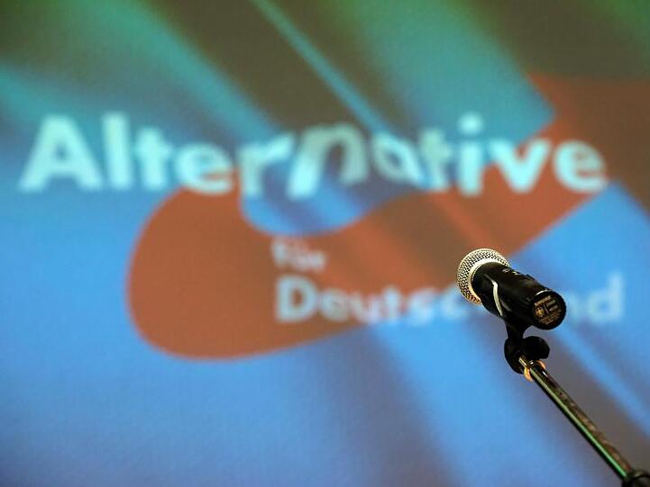 Ein Mikrofon steht vor dem Partei-Logo der AfD auf einer Bühne. Foto: Sebastian Willnow/zb/dpa/Archivbild