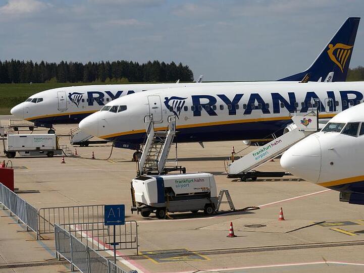 Maschinen des irischen Billigfliegers Ryanair am Flughafens Hahn in Rheinland-Pfalz.