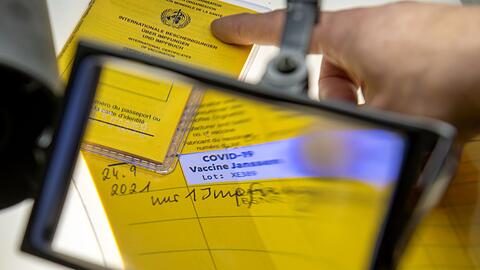 Echt oder eine Fälschung? Ein Impfpass wird unter die Lupe genommen.