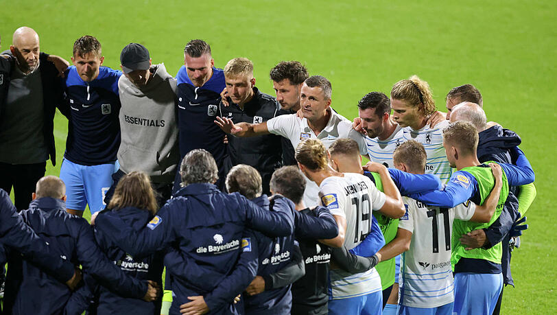 Ein Team, ein Ziel: Für den Aufstiegstraum wird bei den Löwen heuer jeder gebraucht - das betont Trainer Köllner nach jedem Spiel.