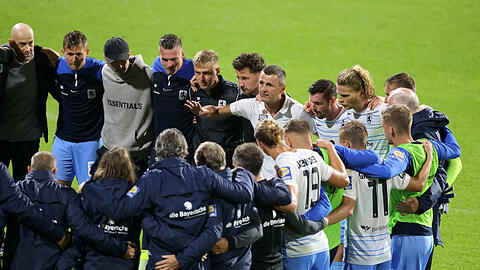 Ein Team, ein Ziel: Für den Aufstiegstraum wird bei den Löwen heuer jeder gebraucht - das betont Trainer Köllner nach jedem Spiel.