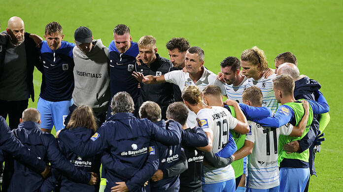 Ein Team, ein Ziel: Für den Aufstiegstraum wird bei den Löwen heuer jeder gebraucht - das betont Trainer Köllner nach jedem Spiel.