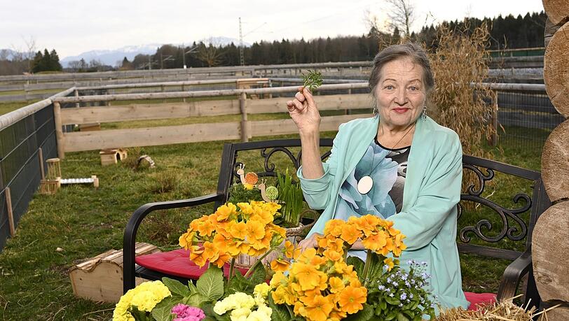 Schauspielerin Marianne S&auml;gebrecht ("Zuckerbaby") begr&uuml;&szlig;t auf Gut Aiderbichl umringt von Pflanzen und Kr&auml;utern den Fr&uuml;hling. Von Kr&auml;utern, Vers&ouml;hnung und Vergebung soll auch ihr neues, inzwischen achtes Buch handeln.