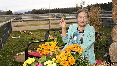 Schauspielerin Marianne S&auml;gebrecht ("Zuckerbaby") begr&uuml;&szlig;t auf Gut Aiderbichl umringt von Pflanzen und Kr&auml;utern den Fr&uuml;hling. Von Kr&auml;utern, Vers&ouml;hnung und Vergebung soll auch ihr neues, inzwischen achtes Buch handeln.