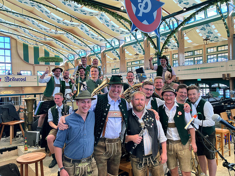 Unter Blasmusik-Fans sind sie Kult, auf der Wiesn waren sie vor Jahren umstritten: die "Kapelle Josef Menzl" im Br&auml;urosl-Oktoberfestzelt.
