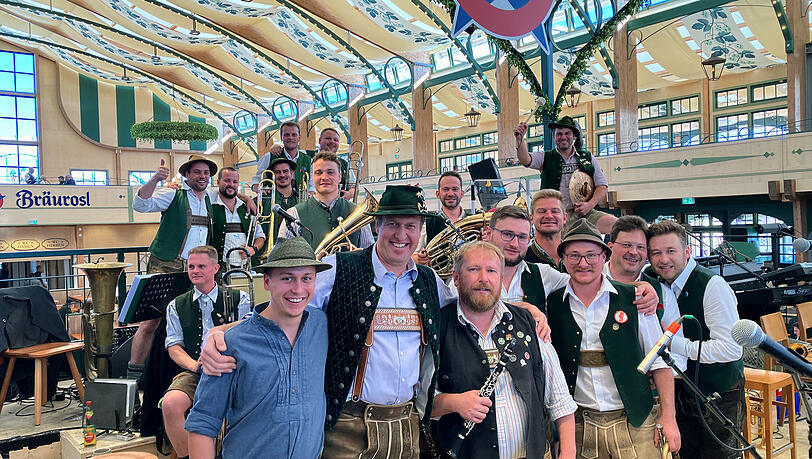 Unter Blasmusik-Fans sind sie Kult, auf der Wiesn waren sie vor Jahren umstritten: die "Kapelle Josef Menzl" im Br&auml;urosl-Oktoberfestzelt.