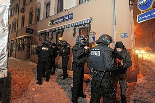 Silvester in Gostenhof: Mit feuerresistenten Masken geschützt, kontrollierte das USK alle Passanten.