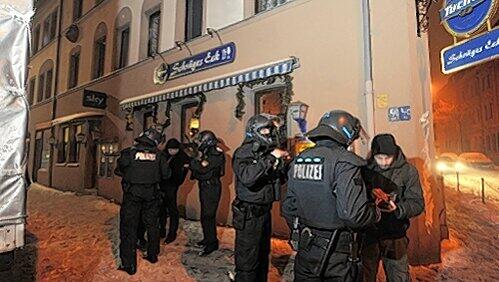 Silvester in Gostenhof: Mit feuerresistenten Masken geschützt, kontrollierte das USK alle Passanten.