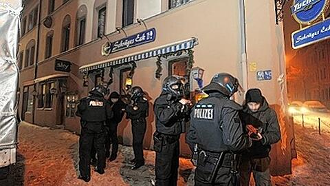 Silvester in Gostenhof: Mit feuerresistenten Masken geschützt, kontrollierte das USK alle Passanten.