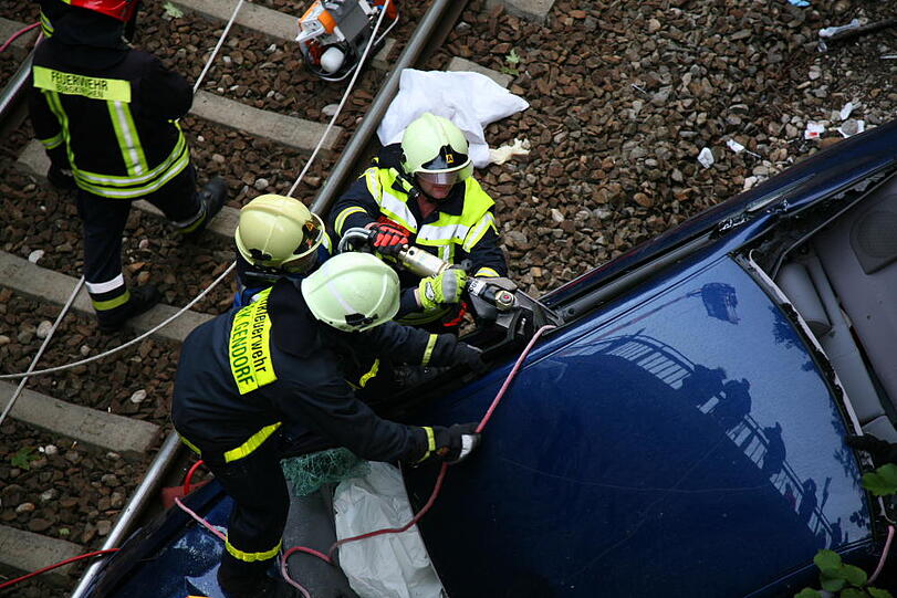 Furchtbarer Unfall im Landkreis Altötting: Ein PKW fliegt von einer Brücke herunter und knallt auf das Gleisbett. Drei junge Menschen kommen schwer verletzt in die Klinik.
