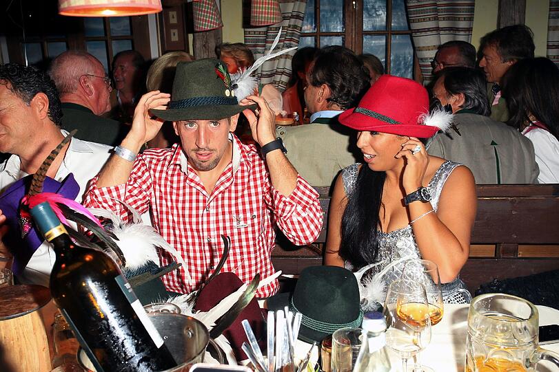 Sogar Franck Ribéry hat einen auf und probiert gemeinsam mit seiner Frau gleich mehrere Modelle aus.