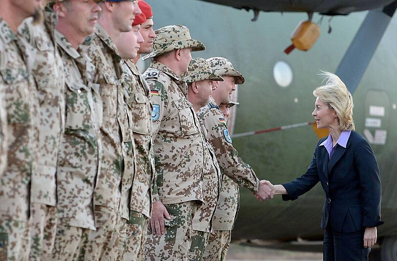 Händeschütteln in Reih und Glied: Von der Leyen verabschiedet sich beim Abflug aus dem Senegal von den deutschen Soldaten.