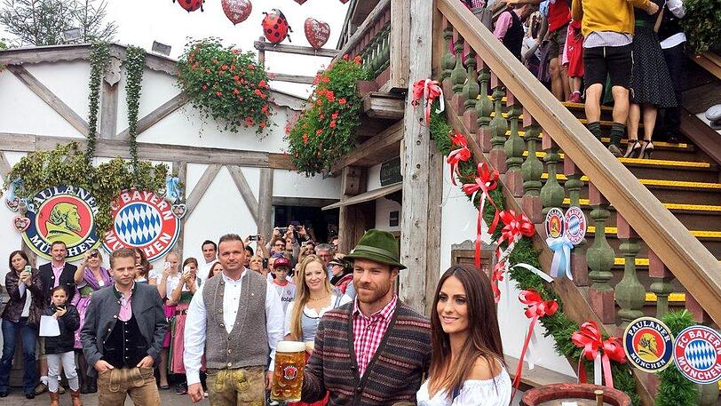 Auch die Familie war vor Ort. Hier Xabi Alonso mit Gemahlin Nagore Aramburu ...