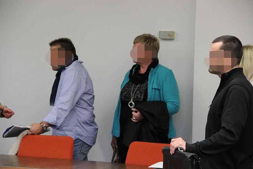 Vor Gericht: Die drei mutmaßlichen Betrüger.