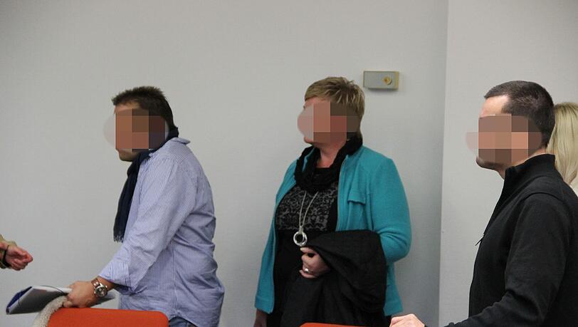 Vor Gericht: Die drei mutmaßlichen Betrüger. Vor Gericht: Die drei mutmaßlichen Betrüger.