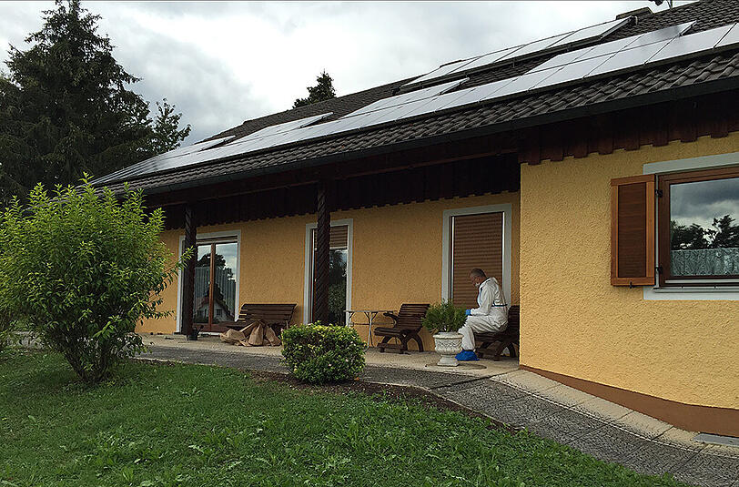Die Ermittler am Tatort: In diesem Haus in Meiling wurde das Ehepaar Opfer des Raubüberfalls.