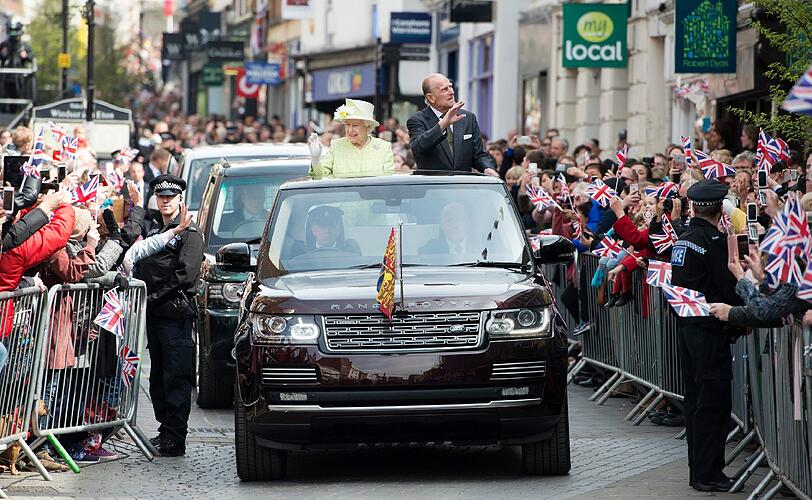 Während Politiker aus dem In- und Ausland die Verdienste der Queen ehren, feiern in Windsor die Untertanen ihre Monarchin. Die Bilder zum Durchklicken.