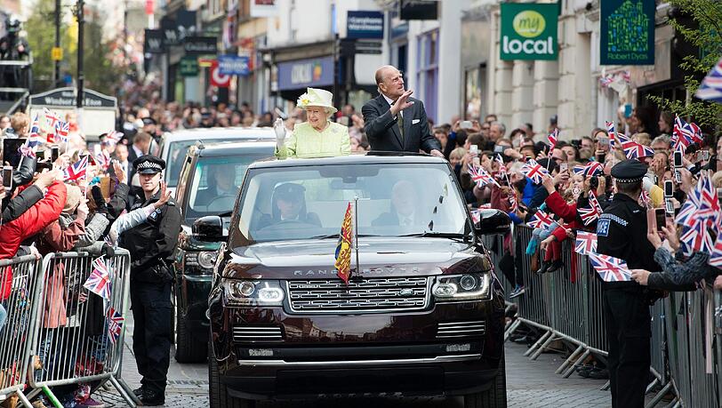 Während Politiker aus dem In- und Ausland die Verdienste der Queen ehren, feiern in Windsor die Untertanen ihre Monarchin. Die Bilder zum Durchklicken. Während Politiker aus dem In- und Ausland die Verdienste der Queen ehren, feiern in Windsor die Untertanen ihre Monarchin. Die Bilder zum Durchklicken.
