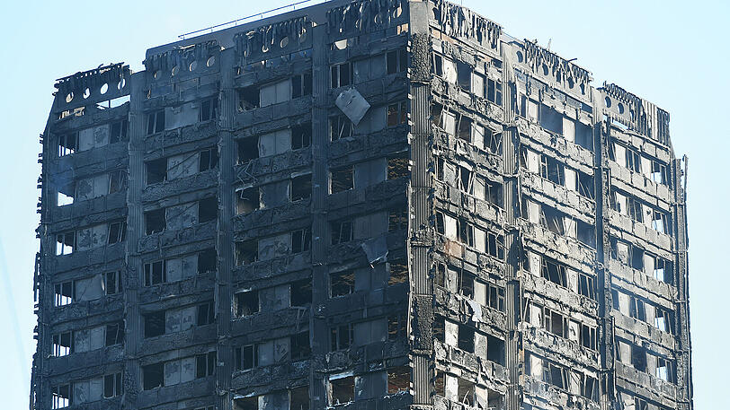 Die Ruine des ausgebrannte Grenfell Tower. Die Behören versprechen Aufklärung zur Brandursache.