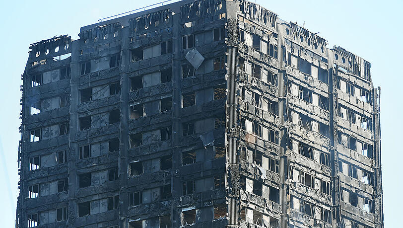 Die Ruine des ausgebrannte Grenfell Tower. Die Behören versprechen Aufklärung zur Brandursache. Die Ruine des ausgebrannte Grenfell Tower. Die Behören versprechen Aufklärung zur Brandursache.