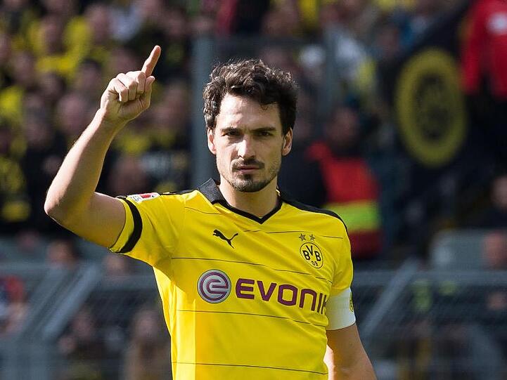 Mats Hummels, damals bei Borussia Dortmund, gestikuliert. Foto: Guido Kirchner/Archivbild