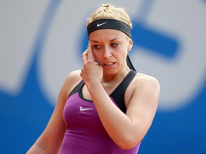 Tennisspielerin Sabine Lisicki fasst sich an die Schläfe. Foto: Daniel Karmann/Archivbild