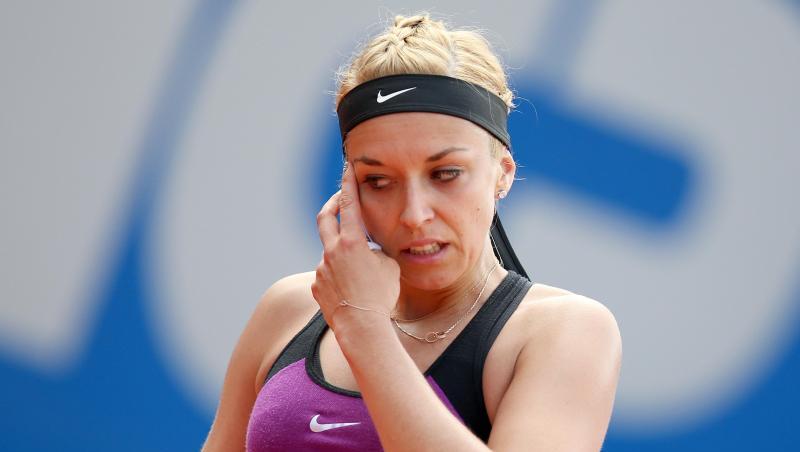 Tennisspielerin Sabine Lisicki fasst sich an die Schläfe. Foto: Daniel Karmann/Archivbild