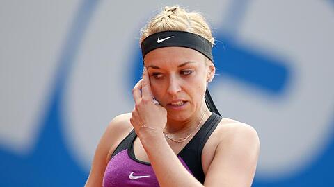 Tennisspielerin Sabine Lisicki fasst sich an die Schläfe. Foto: Daniel Karmann/Archivbild