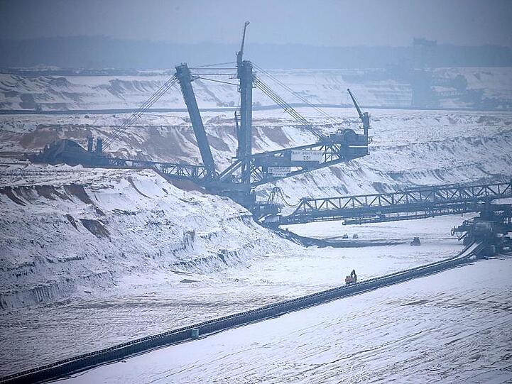 Ein Braunkohlebagger schaufelt im Tagebau Hambach Erdreich.