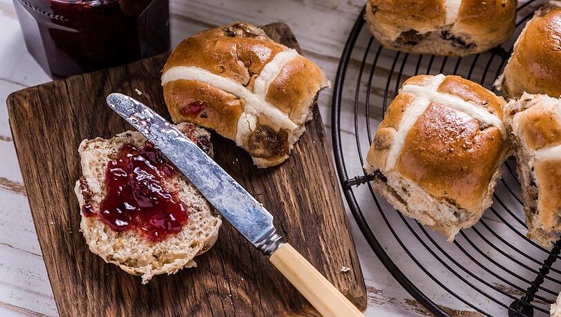 In Großbritannien kommen an Ostern würzige Hot Cross Buns auf den Tisch. In Großbritannien kommen an Ostern würzige Hot Cross Buns auf den Tisch.