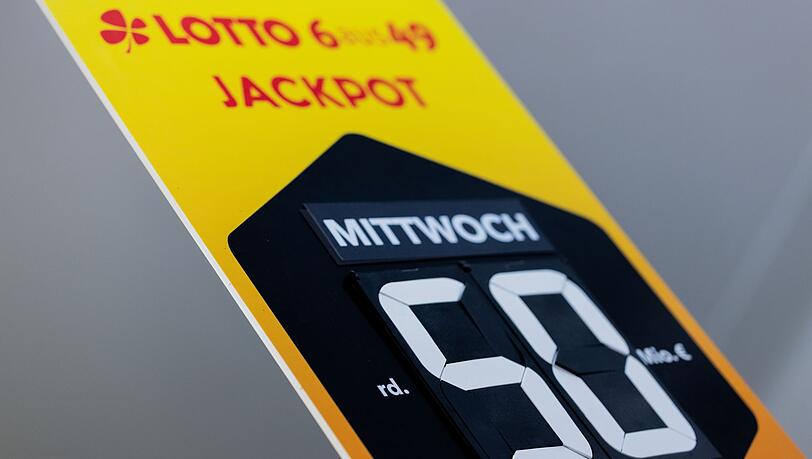 Plakate in den Lotto-Annahmestellen weisen seit über sieben Wochen auf den mit 50 Millionen Euro gefüllten Jackpot hin. (Archivbild) Plakate in den Lotto-Annahmestellen weisen seit über sieben Wochen auf den mit 50 Millionen Euro gefüllten Jackpot hin. (Archivbild)
