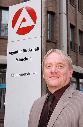 Bernd Becking, Münchner Chef der Agentur für Arbeit: &bdquo;Mit jedem Job, der am Flughafen entsteht, werden zwei weitere in der Region geschaffen. Unser Airport bietet Arbeitsplätze für verschiedenste Qualifikationen, vom Monteur bis zum Manager. Es wäre falsch zu behaupten, dass München genug Jobs hat und kein Wachstum braucht! Wir sind froh um jede Stelle.&ldquo;