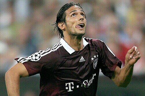 Der Mann, dem die Sportfreunde Stiller einen eigenen Song widmeten, rockt immer noch! Roque Santa Cruz spielte insgesamt acht Jahre beim FC Bayern (1999 - 2007). Seit seinem Wechsel zu ManCity ist der paraguayanische Nationalspieler ein echter Wandervogel. Immer wieder wurde er verliehen ehe er über die Station Malaga nach Mexiko wechselte. Seit diesem Januar spielt er dort für Cruz Azul.