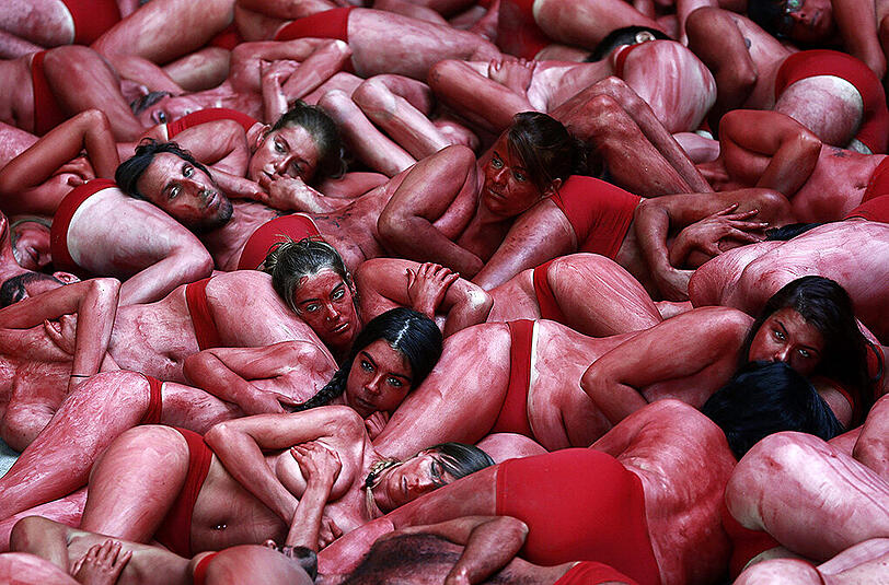 Fans und Demonstranten auf dem Sanfermines-Festival 2015 in Pamplona.